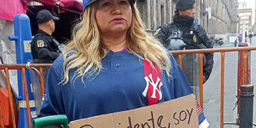 Madre buscadora se viste de beisbolista para pedir a AMLO por desaparecidos: ‘a ver si así nos recibe’