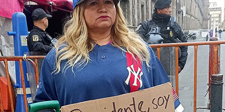 Madre buscadora se viste de beisbolista para pedir a AMLO por desaparecidos: ‘a ver si así nos recibe’