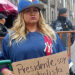 Madre buscadora se viste de beisbolista para pedir a AMLO por desaparecidos: ‘a ver si así nos recibe’
