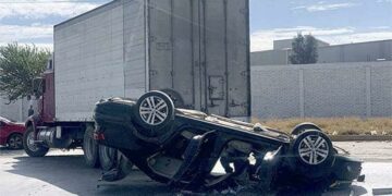 Se reportó aparatosa volcadura en la Zona Industrial