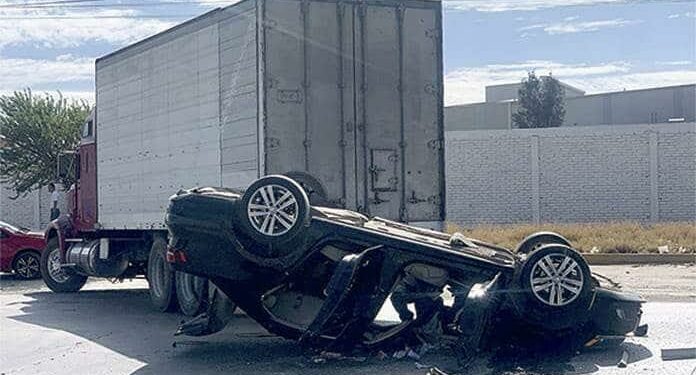 Se reportó aparatosa volcadura en la Zona Industrial
