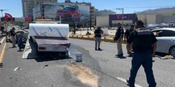 Sólo daños en choque sobre puente de Salvador Nava