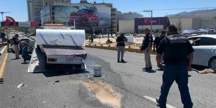 Sólo daños en choque sobre puente de Salvador Nava