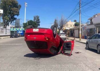 VIDEO: Conductora vuelca en su vehículo sobre Coronel Romero