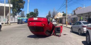VIDEO: Conductora vuelca en su vehículo sobre Coronel Romero