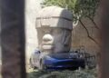 Cabeza Olmeca aplasta un Tesla de casi 1 millón de pesos en la Colonia Roma, ¿qué hay detrás del suceso?