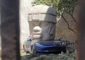 Cabeza Olmeca aplasta un Tesla de casi 1 millón de pesos en la Colonia Roma, ¿qué hay detrás del suceso?