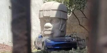 Cabeza Olmeca aplasta un Tesla de casi 1 millón de pesos en la Colonia Roma, ¿qué hay detrás del suceso?