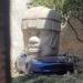 Cabeza Olmeca aplasta un Tesla de casi 1 millón de pesos en la Colonia Roma, ¿qué hay detrás del suceso?