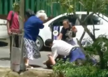 VIDEO: Golpean a doctor inconformes por atención en el IMSS