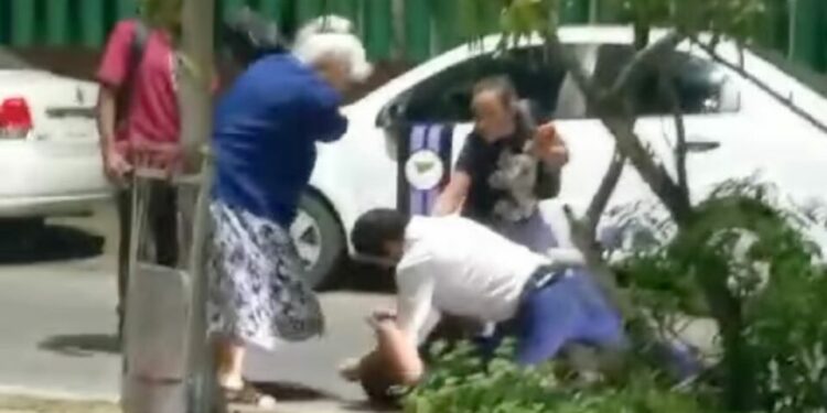 VIDEO: Golpean a doctor inconformes por atención en el IMSS