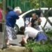 VIDEO: Golpean a doctor inconformes por atención en el IMSS