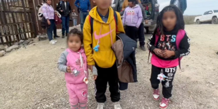 VIDEO: Llegaron a Nueva York hermanitos migrantes de Puebla abandonados por coyote