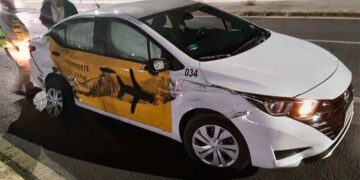 Impactan autos en Salvador Nava Martínez; uno se vuelca