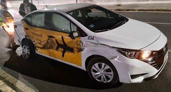 Impactan autos en Salvador Nava Martínez; uno se vuelca
