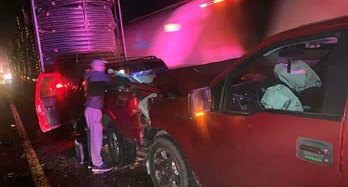 Impactan camionetas y tráiler en la ‘57