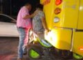 Motociclista se incrusta en un camión urbano