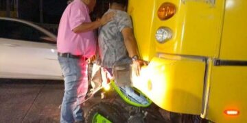 Motociclista se incrusta en un camión urbano
