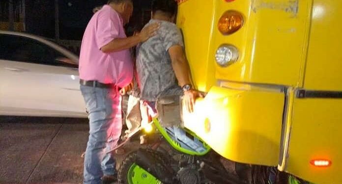 Motociclista se incrusta en un camión urbano