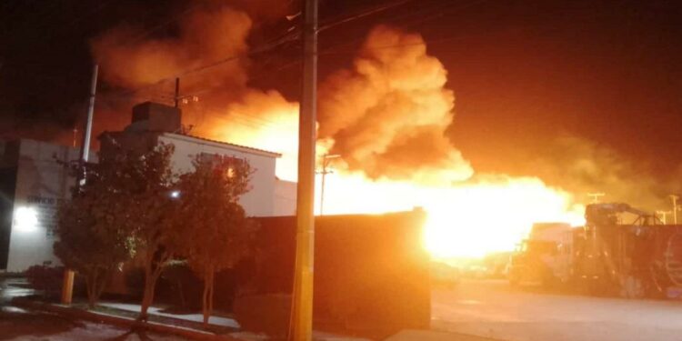 VIDEO: Varios heridos tras explosión e incendio en vidriera de zona industrial