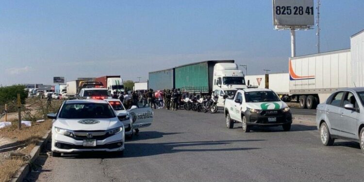 Familiares de reclusos bloquearon la Carretera 57