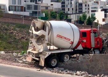 Revolvedora se quedó sin frenos y choca contra muro de piedra