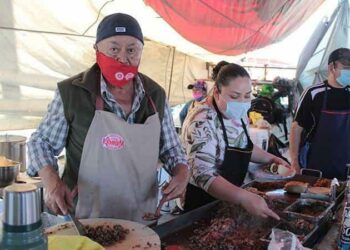 Tacos de cecina, una tradición del tianguis de Las Vías
