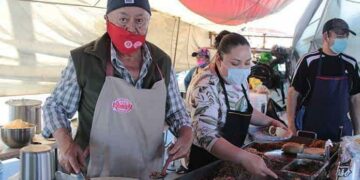 Tacos de cecina, una tradición del tianguis de Las Vías