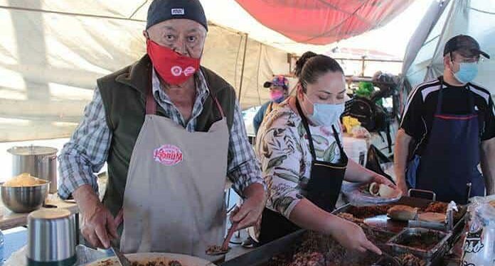Tacos de cecina, una tradición del tianguis de Las Vías