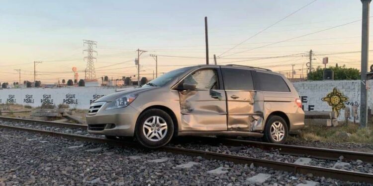 Conductor de camioneta es embestido por tren en la 6 de junio
