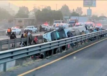 Una muerta y 25 lesionados al volcar autobús