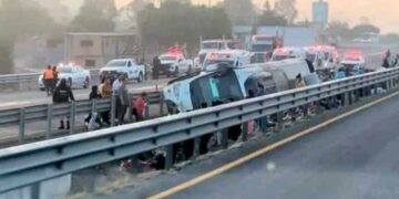Una muerta y 25 lesionados al volcar autobús