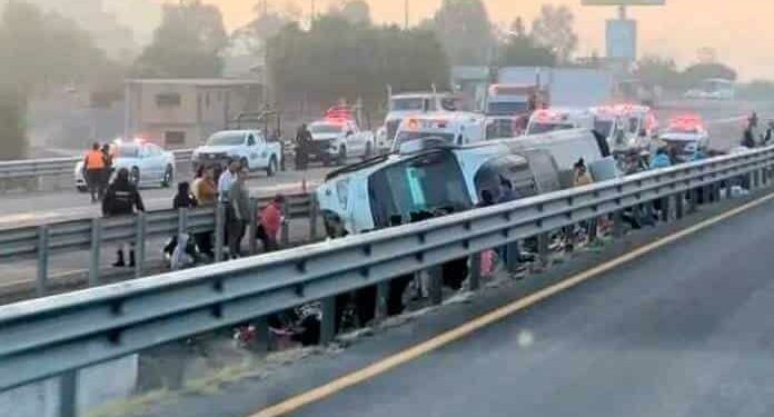 Una muerta y 25 lesionados al volcar autobús