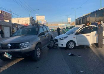 Daños materiales tras choque de tres vehículos en carretera a Rioverde