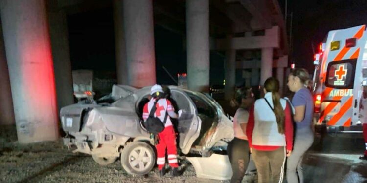 Auto queda volcado en accidente sobre carretera 57, hay un herido grave