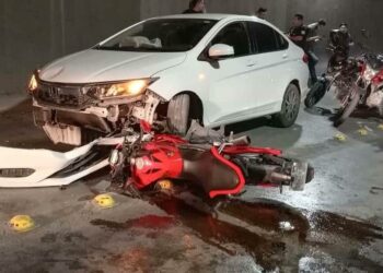 Motociclista lesionado tras desigual choque frente en desnivel de Muñoz