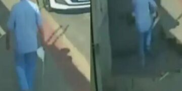VIDEO: ¡Miedo desbloqueado! Hombre cae en socavón, mientras caminaba en banqueta