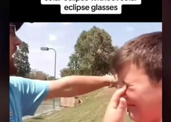 VIDEO: Niño se queda ciego por ver eclipse de Sol ¡Papi no veo nada!