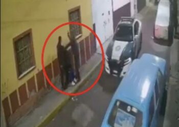 VIDEO: Policías de CDMX golpean a pareja en calles de Iztacalco