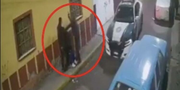 VIDEO: Policías de CDMX golpean a pareja en calles de Iztacalco