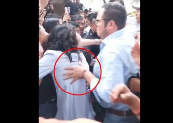 VIDEO: Sujeto aprovecha tumulto en campaña para manosear una mujer