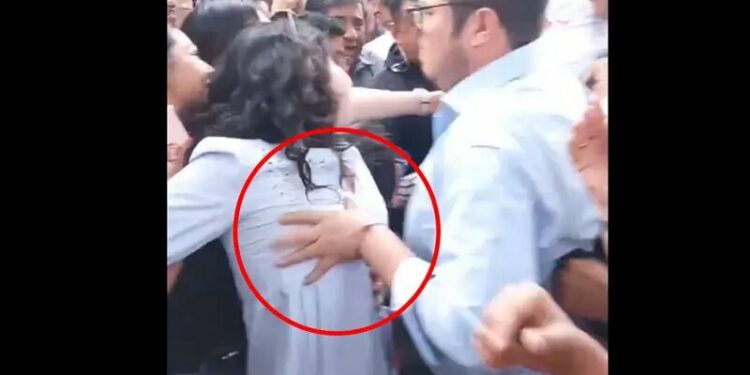 VIDEO: Sujeto aprovecha tumulto en campaña para manosear una mujer