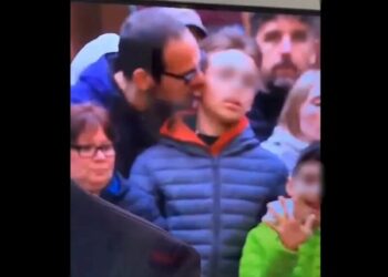 VIDEO: Hombre muerde oreja a un niño y es captado en televisión; policía investiga el caso