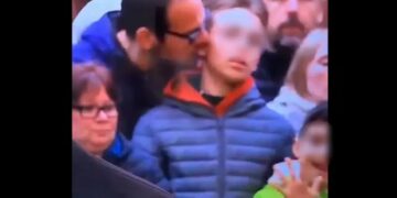 VIDEO: Hombre muerde oreja a un niño y es captado en televisión; policía investiga el caso