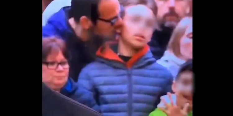 VIDEO: Hombre muerde oreja a un niño y es captado en televisión; policía investiga el caso