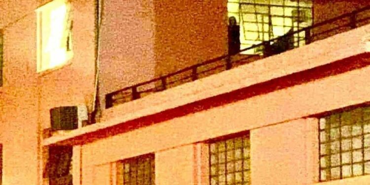 Captan silueta de un supuesto fantasma en la antigua estación del ferrocarril