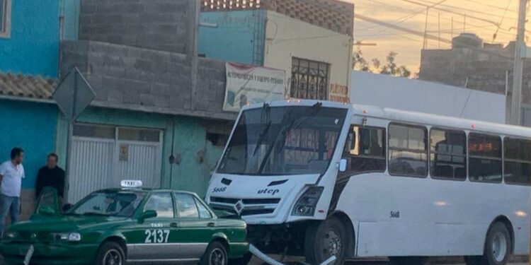 Chocan taxi y camión de transporte en la San Pedro