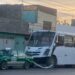 Chocan taxi y camión de transporte en la San Pedro