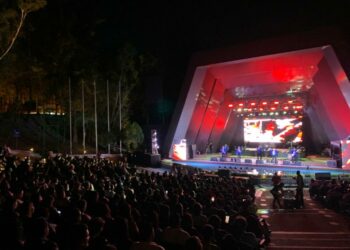 Gran presentación de grupo Bryndis en el teatro de la ciudad