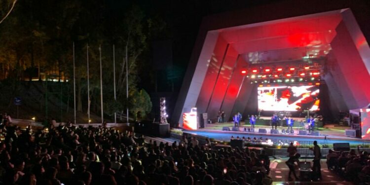 Gran presentación de grupo Bryndis en el teatro de la ciudad